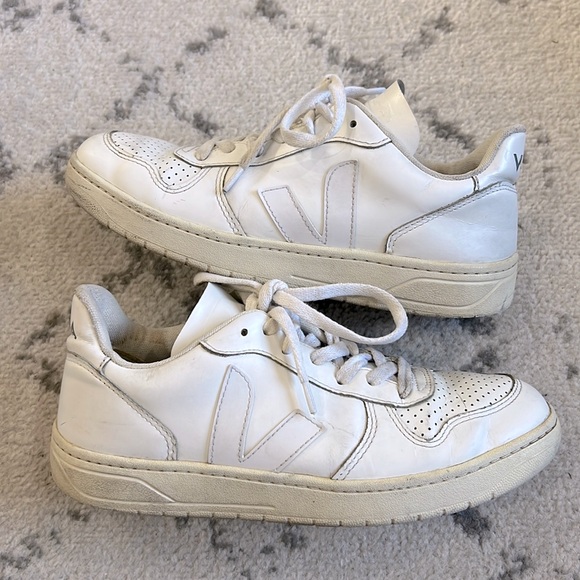 Veja V-10 Women's all White and‎ cream Leather Sneakers Euro 38 is size 7